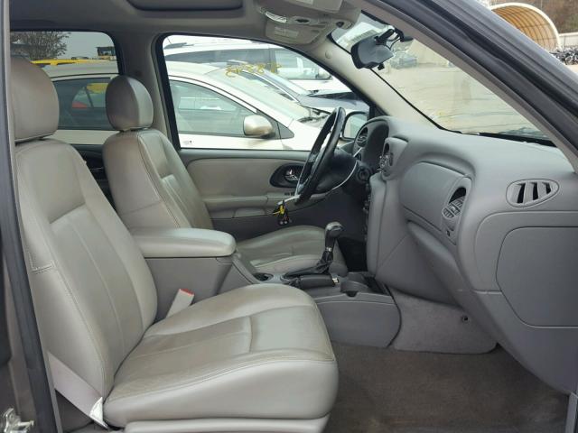 1GNDS13S052334689 - 2005 CHEVROLET TRAILBLAZE GRAY photo 5