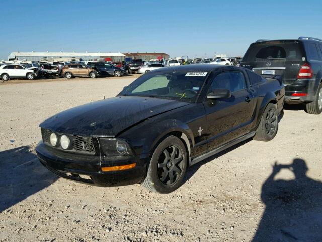 1ZVFT80N675352120 - 2007 FORD MUSTANG BLACK photo 2