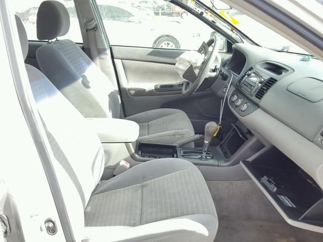 4T1BE32K05U080275 - 2005 TOYOTA CAMRY LE ვერცხლისფერი ფოტო 5