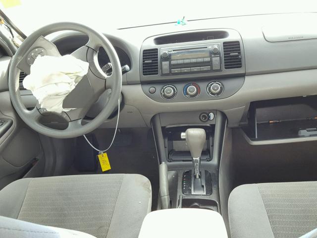 4T1BE32K05U080275 - 2005 TOYOTA CAMRY LE ვერცხლისფერი ფოტო 9