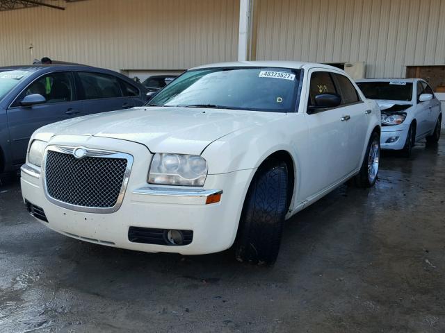 2C3KA43R57H625804 - 2007 CHRYSLER 300 WHITE photo 2