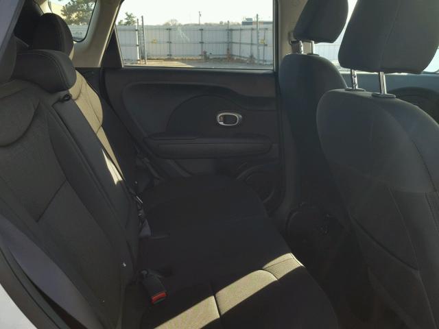 KNDJN2A21E7074771 - 2014 KIA SOUL WHITE photo 6