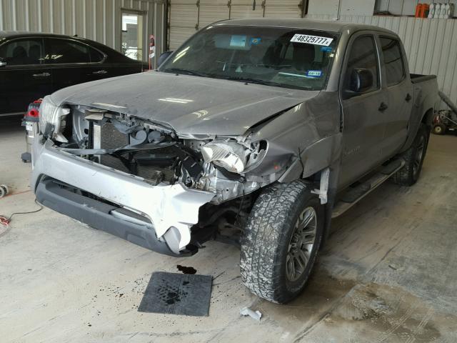 5TFLU4ENXFX135385 - 2015 TOYOTA TACOMA DOU SILVER photo 2