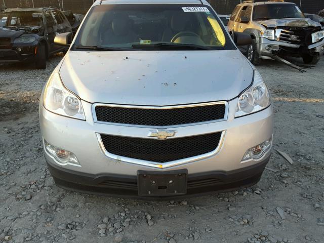 1GNKVEED6BJ284354 - 2011 CHEVROLET TRAVERSE L SILVER photo 9