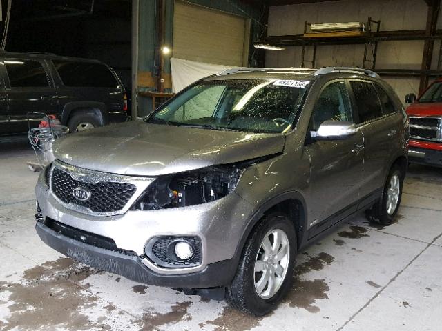 5XYKTCA61CG284015 - 2012 KIA SORENTO BA SILVER photo 2