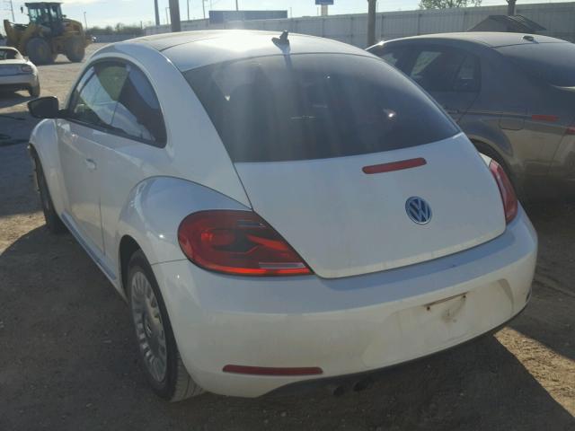 3VWJX7AT2DM685653 - 2013 VOLKSWAGEN BEETLE WHITE photo 3