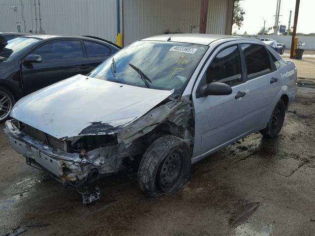 1FAFP34N05W310558 - 2005 FORD FOCUS ZX4 SILVER photo 2