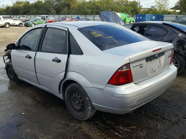 1FAFP34N05W310558 - 2005 FORD FOCUS ZX4 SILVER photo 3