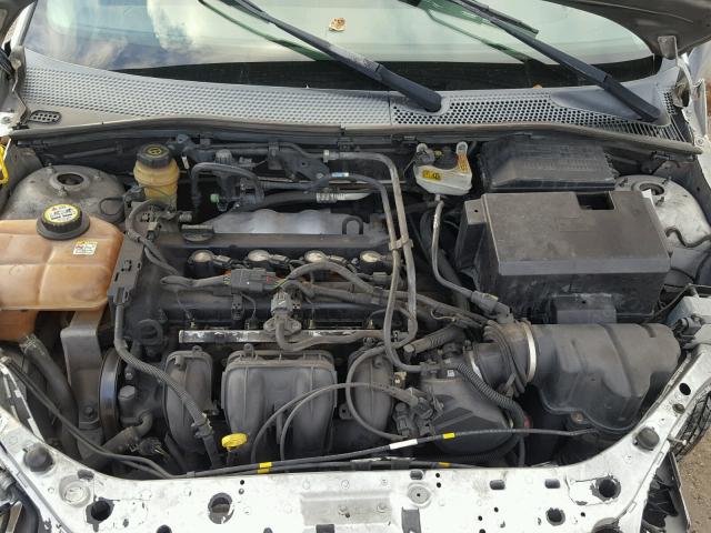 1FAFP34N05W310558 - 2005 FORD FOCUS ZX4 SILVER photo 7