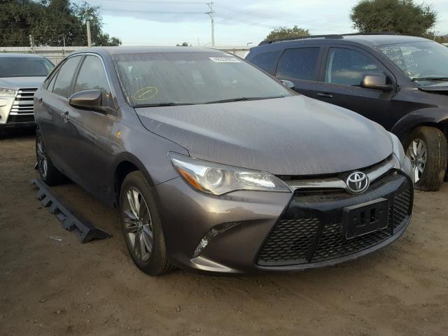 4T1BF1FK8HU275637 - 2017 TOYOTA CAMRY LE ნაცრისფერი ფოტო 1