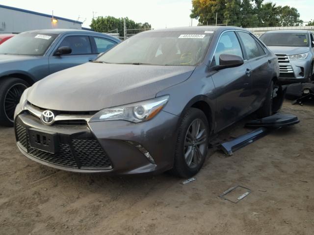 4T1BF1FK8HU275637 - 2017 TOYOTA CAMRY LE GRAY photo 2