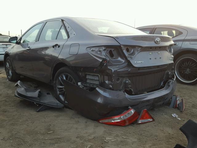 4T1BF1FK8HU275637 - 2017 TOYOTA CAMRY LE ნაცრისფერი ფოტო 3