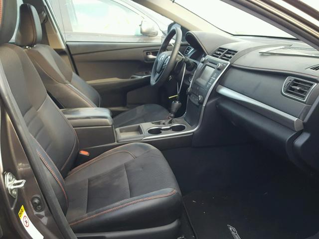 4T1BF1FK8HU275637 - 2017 TOYOTA CAMRY LE ნაცრისფერი ფოტო 5