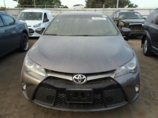 4T1BF1FK8HU275637 - 2017 TOYOTA CAMRY LE ნაცრისფერი ფოტო 9