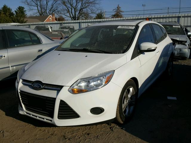 1FADP3K26EL265093 - 2014 FORD FOCUS SE WHITE photo 2