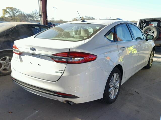 3FA6P0HD6HR257663 - 2017 FORD FUSION SE WHITE photo 4