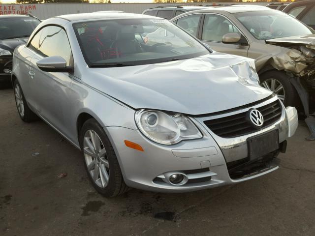WVWBA7AH6BV000562 - 2011 VOLKSWAGEN EOS KOMFOR SILVER photo 1