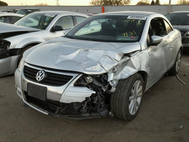 WVWBA7AH6BV000562 - 2011 VOLKSWAGEN EOS KOMFOR SILVER photo 2