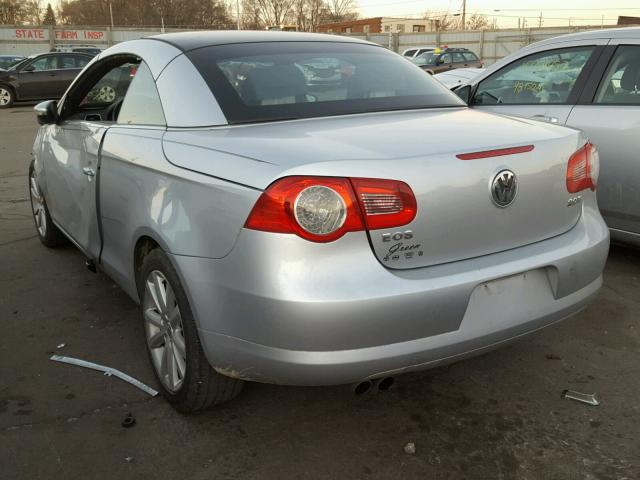 WVWBA7AH6BV000562 - 2011 VOLKSWAGEN EOS KOMFOR SILVER photo 3
