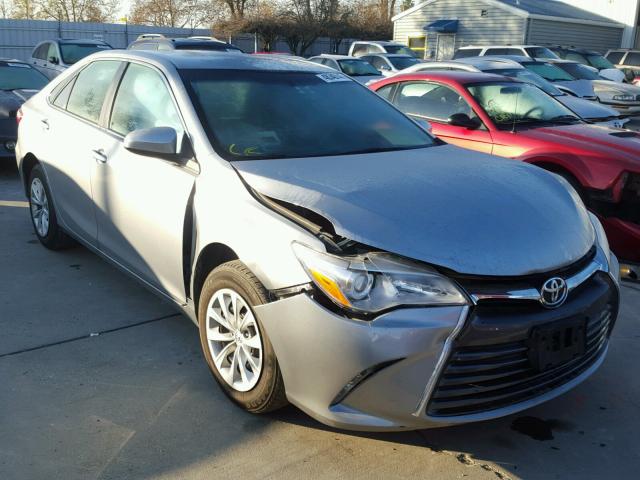 4T1BF1FK6FU954867 - 2015 TOYOTA CAMRY LE Silber Foto 1