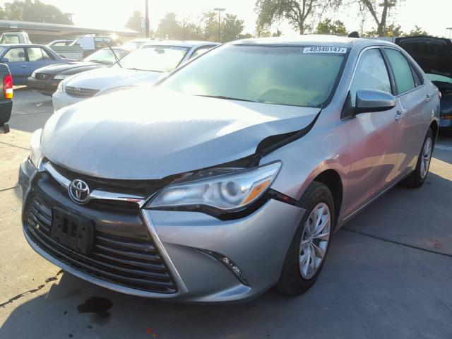 4T1BF1FK6FU954867 - 2015 TOYOTA CAMRY LE Silber Foto 2