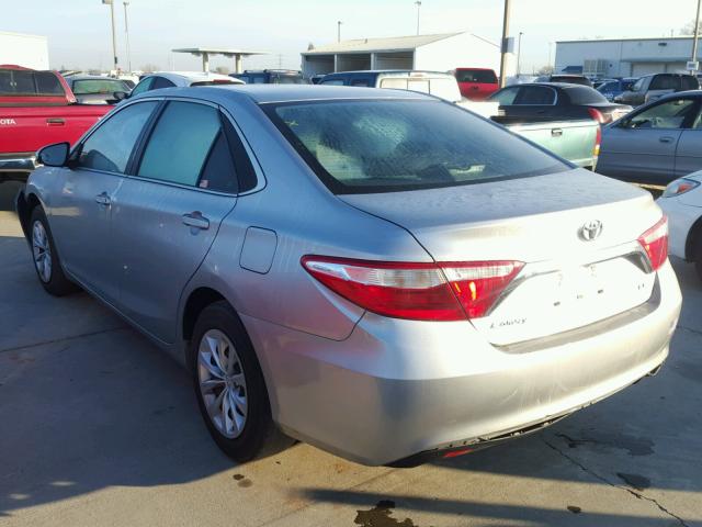 4T1BF1FK6FU954867 - 2015 TOYOTA CAMRY LE Silber Foto 3