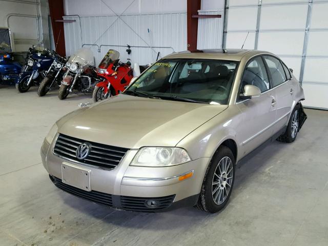 WVWTU63B15E040289 - 2005 VOLKSWAGEN PASSAT GLX 棕色 照片 2