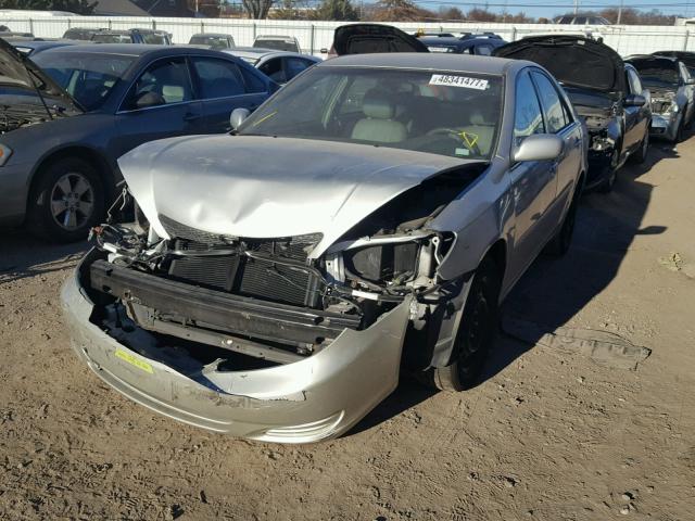 4T1BE32K12U098005 - 2002 TOYOTA CAMRY LE ვერცხლისფერი ფოტო 2