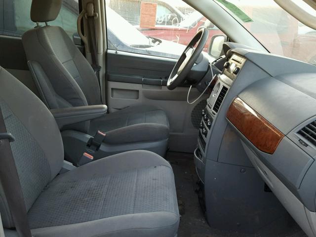 2A8HR44E19R549076 - 2009 CHRYSLER TOWN & COU WHITE photo 5