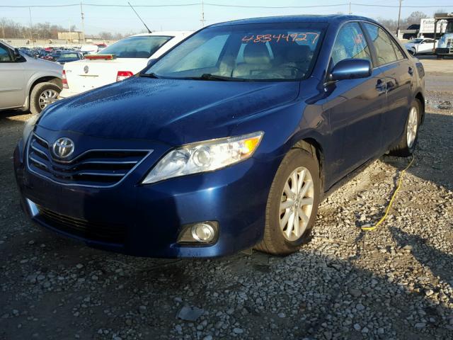 4T1BK3EK2AU606680 - 2010 TOYOTA CAMRY SE BLUE photo 2