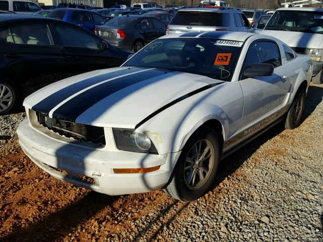 1ZVHT80N385177447 - 2008 FORD MUSTANG WHITE photo 2