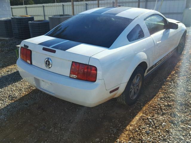 1ZVHT80N385177447 - 2008 FORD MUSTANG WHITE photo 4