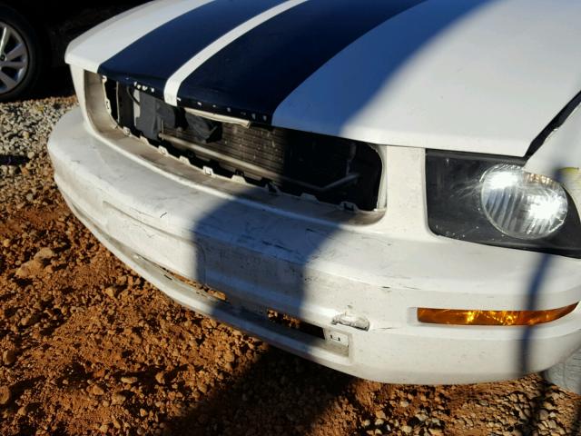 1ZVHT80N385177447 - 2008 FORD MUSTANG WHITE photo 9