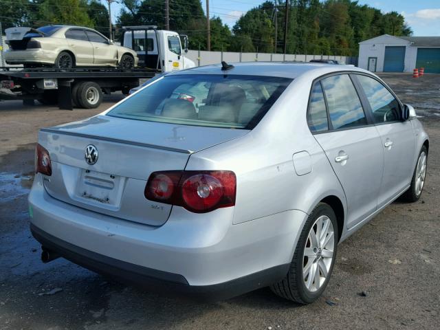 3VWRA7AJ8AM093110 - 2010 VOLKSWAGEN JETTA WOLF SILVER photo 4