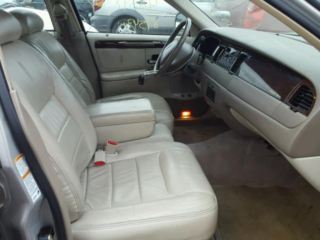 1LNHM82W1YY801293 - 2000 LINCOLN TOWN CAR S TAN photo 5