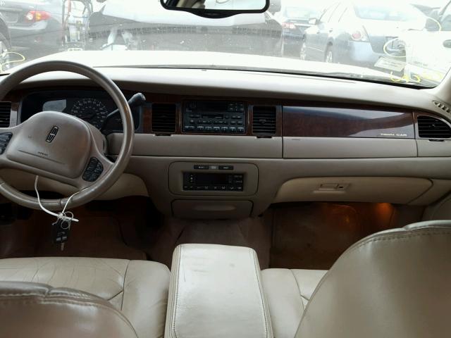 1LNHM82W1YY801293 - 2000 LINCOLN TOWN CAR S TAN photo 9