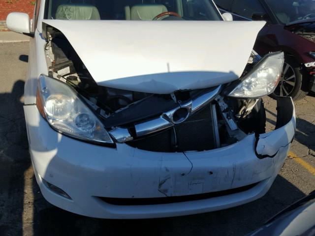 5TDZK22C98S212778 - 2008 TOYOTA SIENNA XLE WHITE photo 7