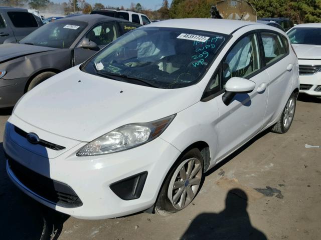 3FADP4EJ9BM225383 - 2011 FORD FIESTA SE WHITE photo 2