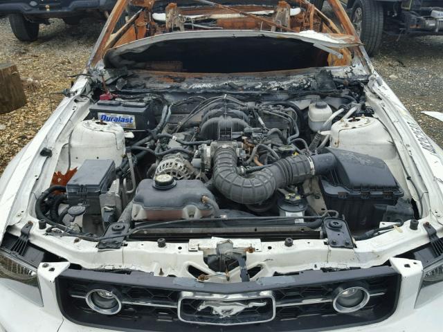 1ZVFT84N275302017 - 2007 FORD MUSTANG WHITE photo 7