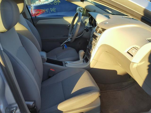 1G1ZB5E12BF131102 - 2011 CHEVROLET MALIBU LS ვერცხლისფერი ფოტო 5