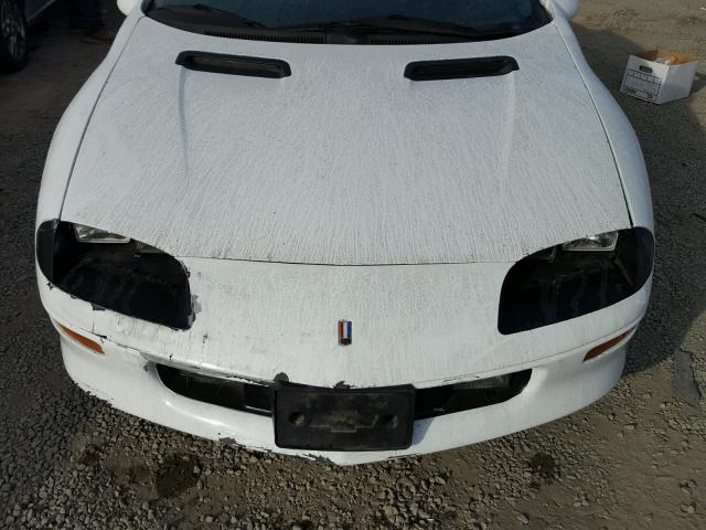 2G1FP32K5V2150996 - 1997 CHEVROLET CAMARO BAS თეთრი ფოტო 7