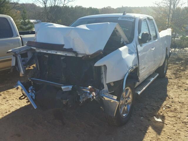 1GTSCWE08AZ114269 - 2010 GMC SIERRA C15 WHITE photo 2