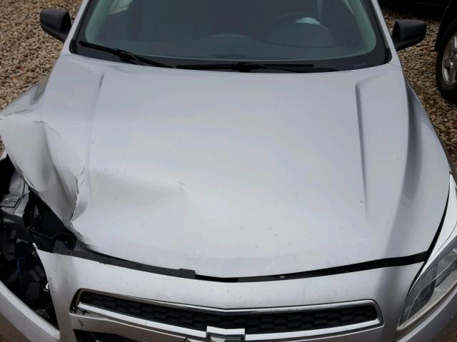 1G11B5SAXDF245613 - 2013 CHEVROLET MALIBU LS ვერცხლისფერი ფოტო 7