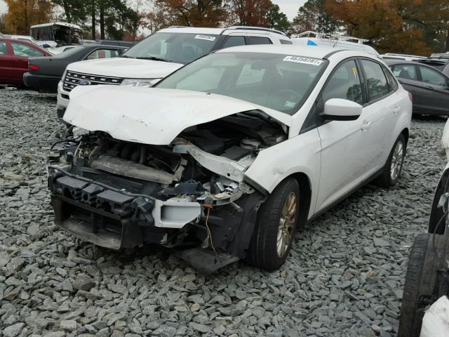 1FAHP3F24CL333545 - 2012 FORD FOCUS SE WHITE photo 2