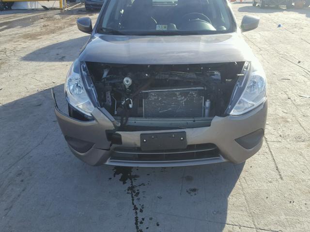 3N1CN7AP9GL870929 - 2016 NISSAN VERSA S GRAY photo 9