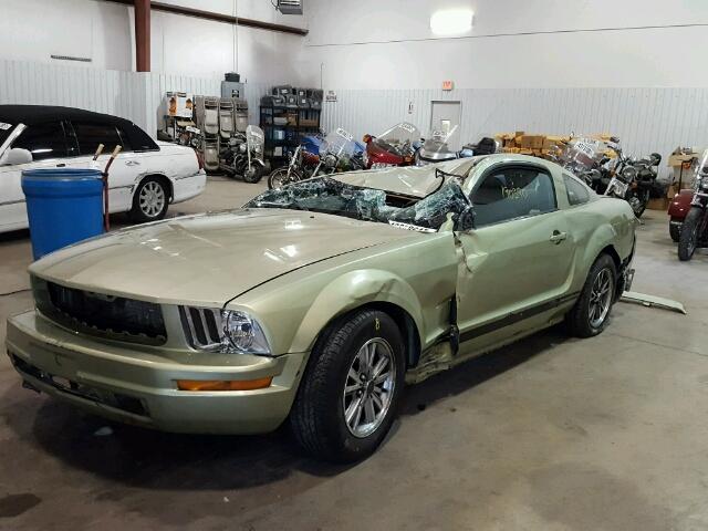 1ZVFT80N355243062 - 2005 FORD MUSTANG GREEN photo 2