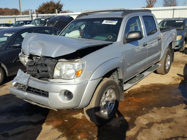 5TEJU62N75Z113956 - 2005 TOYOTA TACOMA DOU SILVER photo 2