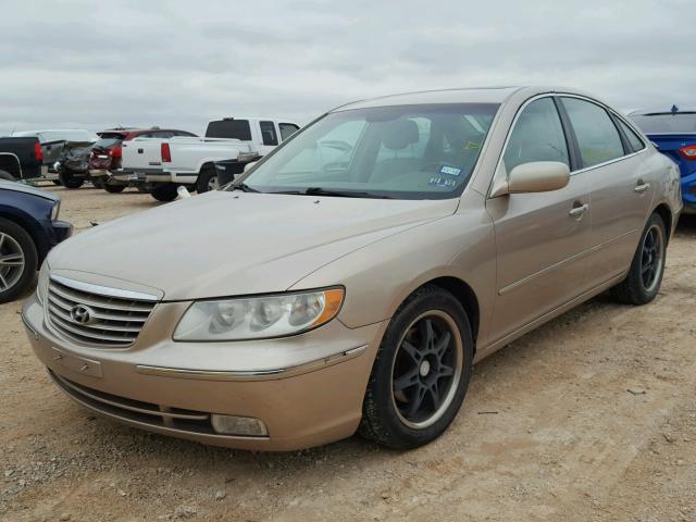 KMHFC46F26A137699 - 2006 HYUNDAI AZERA SE GOLD photo 2