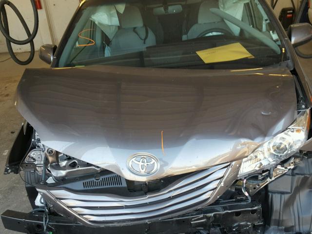 5TDKK3DC6GS719186 - 2016 TOYOTA SIENNA LE BROWN photo 7