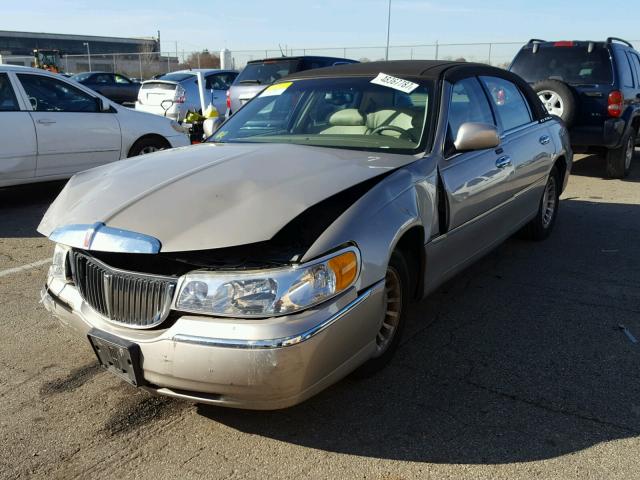 1LNHM81WX1Y607868 - 2001 LINCOLN TOWN CAR E BEIGE photo 2